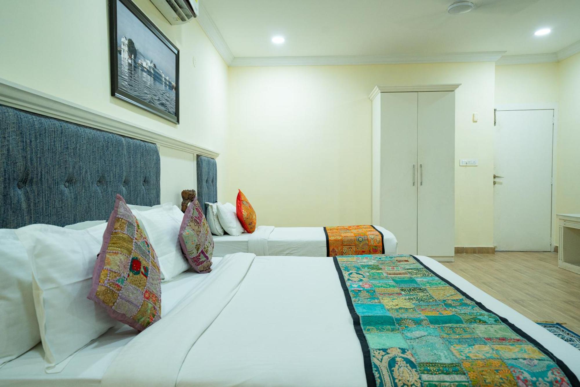Tripli White Manor Hotel 3*