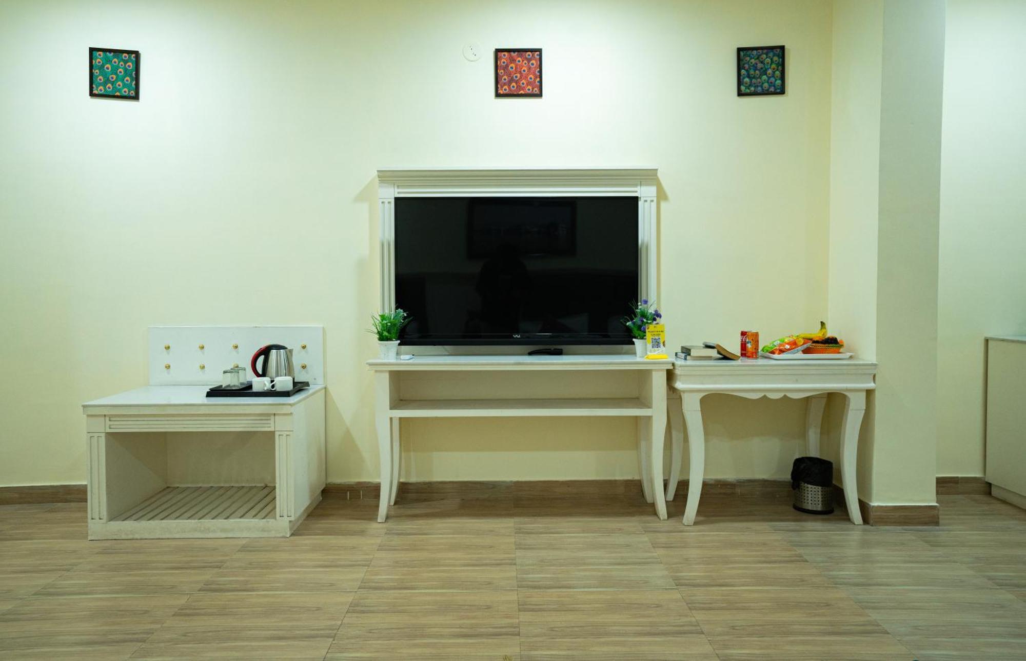 Tripli White Manor Hotel