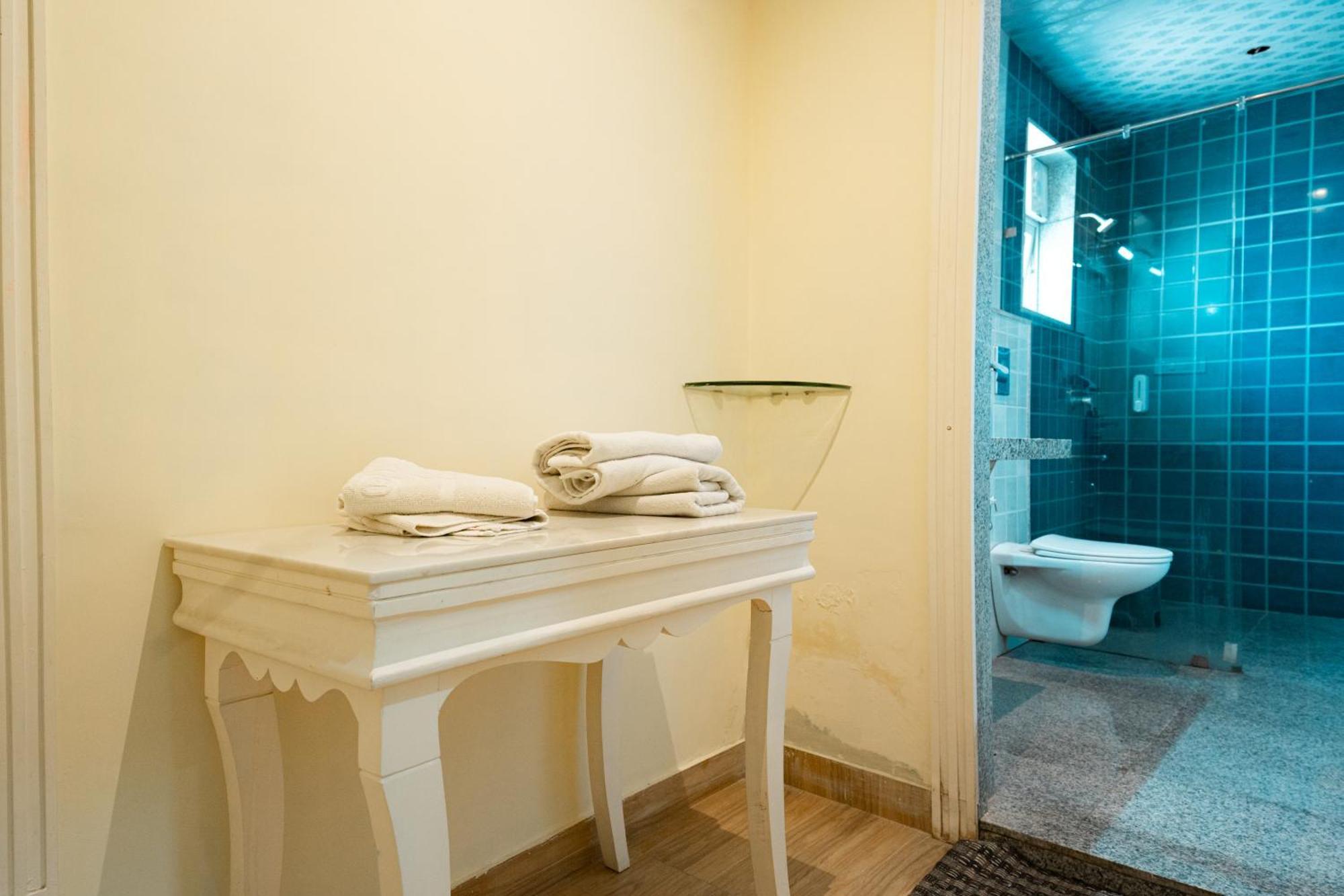 Tripli White Manor Hotel