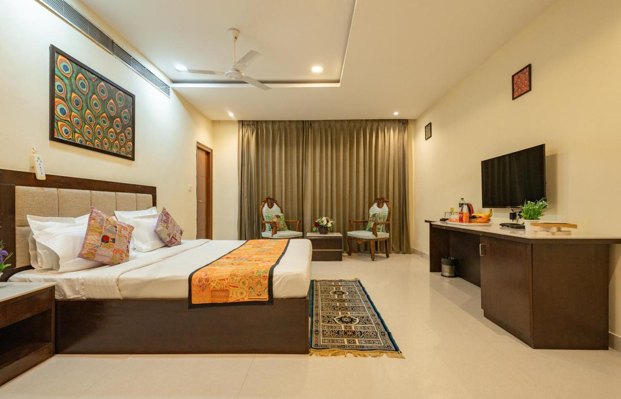 Hotel Tripli White Manor