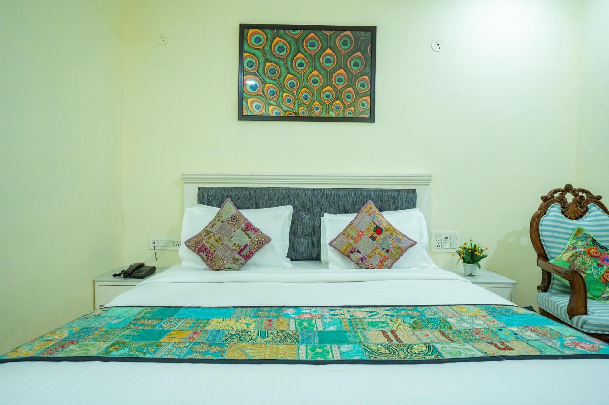 Tripli White Manor Hotel